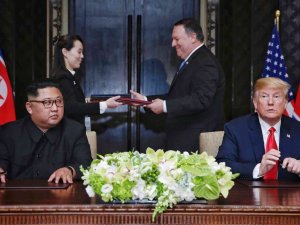 Trump, Kim Jong-un’a "Roket Adam" Şarkısının Kasetini Vermiş