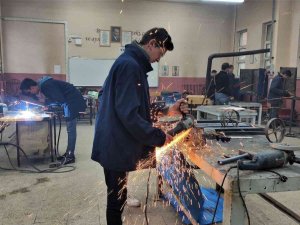 Hem Lise Okuyor, Hem Okulların Demir İşlerini Yapıyorlar