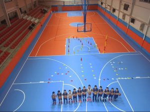 Bünyan Spor Salonu Yeni Zeminine Kavuştu