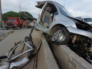 Kadın Sürücü Paramparça Olan Araçtan Sağ Çıktı