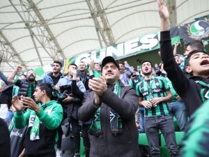 Vali Tribünde Taraftarla Maç İzledi, Ortaya Renkli Görüntüler Çıktı