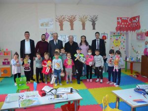 Başkan Amcalarından Minik Öğrencilere Çeşitli Hediyeler