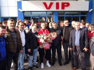 Altın Madalya İle Dönen Tuğçe Bektaş’a Coşkulu Karşılama