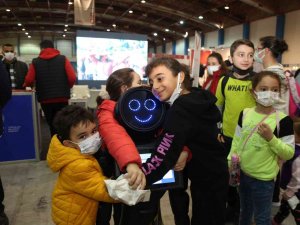 Toroslar Belediyesinin Mini Ada Robotu Mersin Bilim Şenliği’nin Gözdesi Oldu