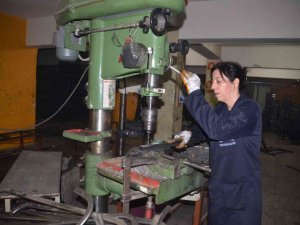 Kadın Öğretmen Yaptığı Kaynakla Erkeklere Taş Çıkarıyor