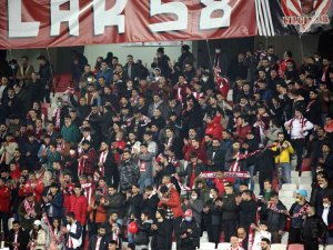 Sivassporlu Taraftarlar Maça Yoğun İlgi Gösterdi