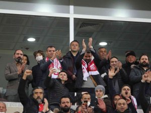 Sivasspor’u Yönetim Ayakta Alkışladı