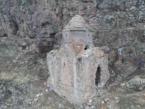 Define Avcıları Tarihi Kiliseyi Tahrip Etti