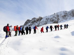 30 Dağcı, 6 Saatte Karlı Kaplı Zirveye Tırmandı