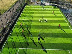 19 Mayıs Belediyesi’nden 2 Okula Halı Saha