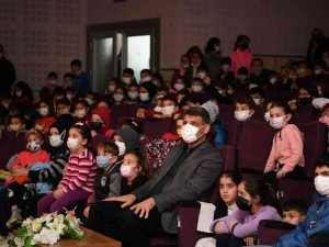 Başkan Kocaman, Miniklerle Tiyatro İzledi