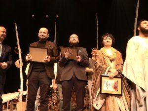 Yazar Burak Codur’un Kaleme Aldığı ‘‘Aradığın Seni Arayandır’’ İsimli Tiyatro Oyunu Ayakta Alkışlandı
