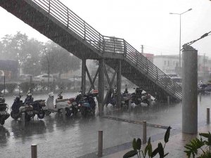 Bodrum’da Sağanak Yağış Etkili Oluyor