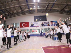 Hakkari’de Fabrika Voleybol Okulu Açıldı