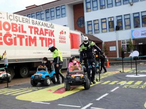 Çocuklar, ’Mobil Trafik Eğitim Tırı’nda Kuralları Öğrendi