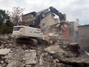Akdeniz Belediyesi Metruk Binaların Yıkımına Devam Ediyor