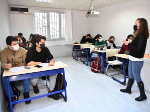 Konyaaltı’nda 300 Öğrenciye Eğitim Desteği