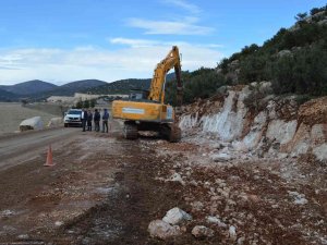 Korkuteli’nde Yol Yapım Çalışması