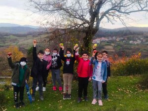 Minik Öğrenciler Aç Kalan Kuşları Unutmadı