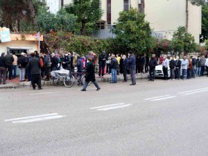 Adana’da 1 Liralık Ekmek Kuyruğu