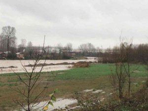 Şiddetli Yağış Dereleri Taşma Noktasına Getirdi, Araziler Sular Altında Kaldı
