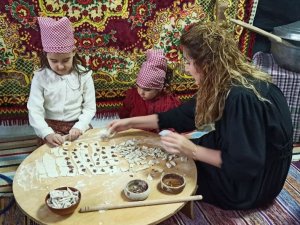 Devrekli Minik Eller Mantı Yapıp Dolma Sardı