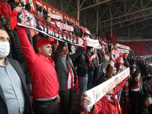 Başkan Deveci’den Samsunspor’a Tribünden Destek