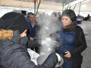 İ̇nönü Belediyesi’nin Sıcak Çorba İkramı Esnafın İçini Isıtıyor