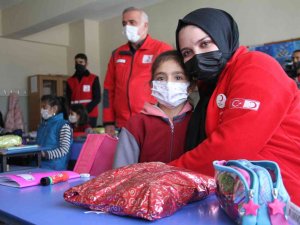 Türk Kızılayı’ndan 10 Bin Öğrenciye Atkı Bere Takımı