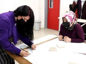 Öğrenciler Derste Veliler Kursta