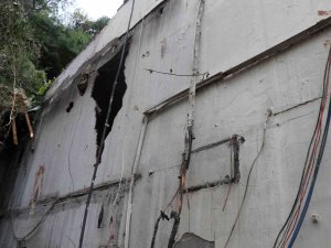 Devasa Kayalar Akaryakıt İstasyonuna Zarar Verdi