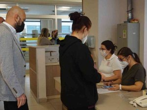 Hatırlatma Dozunun Süresi 3 Aya Düştü, Vatandaşlar Hastaneye Koştu