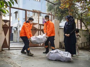 Mersin Büyükşehir Belediyesi, Halk Kartlılara Yakacak Odun Dağıtıyor