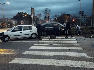 İ̇ki Otomobil Çarpıştı: 2 Yaralı