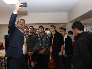 Ayhan, Öğrencilerin Taleplerini Dinledi