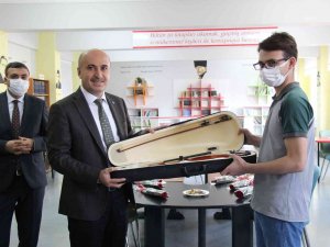 Antalya’da 3’üncülük Elde Eden Lise Öğrencisine Keman Hediye Edildi