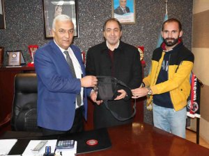 Vanlı Taksici Aracında Unutulan Para Dolu Çantayı İ̇ranlı Sahibine Teslim Etti