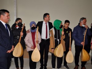 Öğrencilerden Müdür Kanbay’a Sazlı Karşılama