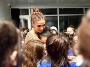 Galatasaraylı Voleybolcu ’Kır Çiçekleri’ni Ziyaret Etti