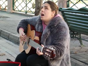 Görme Engelli İ̇ranlı Sanatçıdan Eskişehirlilere Müzik Ziyafeti