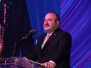 Bakan Varank: "İ̇hracatımız Cumhuriyet Tarihinde İlk Kez Yıllık Bazda 220 Milyar Dolara Ulaştı"