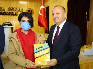 Ünye’de Öğrencilere 3 Bin 700 Adet Kaynak Kitap Desteği