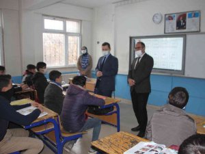 Malazgirt Kaymakamı Demirer’den Okul Ziyareti