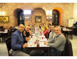 Basketbolculardan Kebaplı Galibiyet Kutlaması