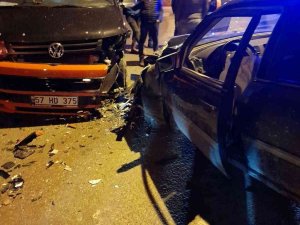 Türkeli’de Minibüs İle Otomobil Çarpıştı