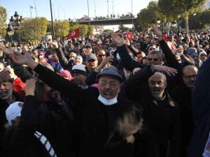 Tunus’ta Devrimin 11. Yılında Halk Sokaklara İndi