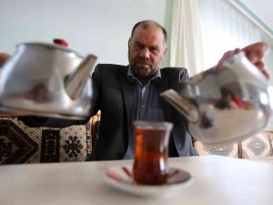Çay İçmeye Doymuyor