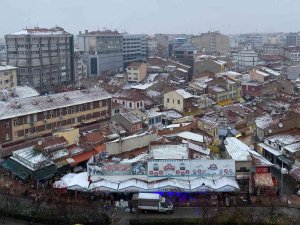Eskişehir’de Çatılar Beyaza Bürünürken, Yerler Islak Kaldı