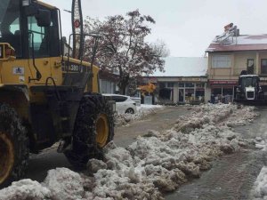 Karlıova’da Yağan Kar, Kamyonlarla İlçe Dışına Taşınıyor