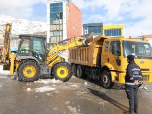 Başkale’de Kamyonlarla Kar Taşınıyor